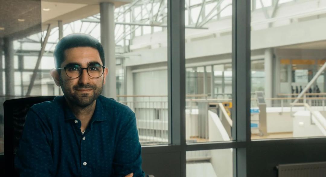 Smilende kvinne på Oslo campus