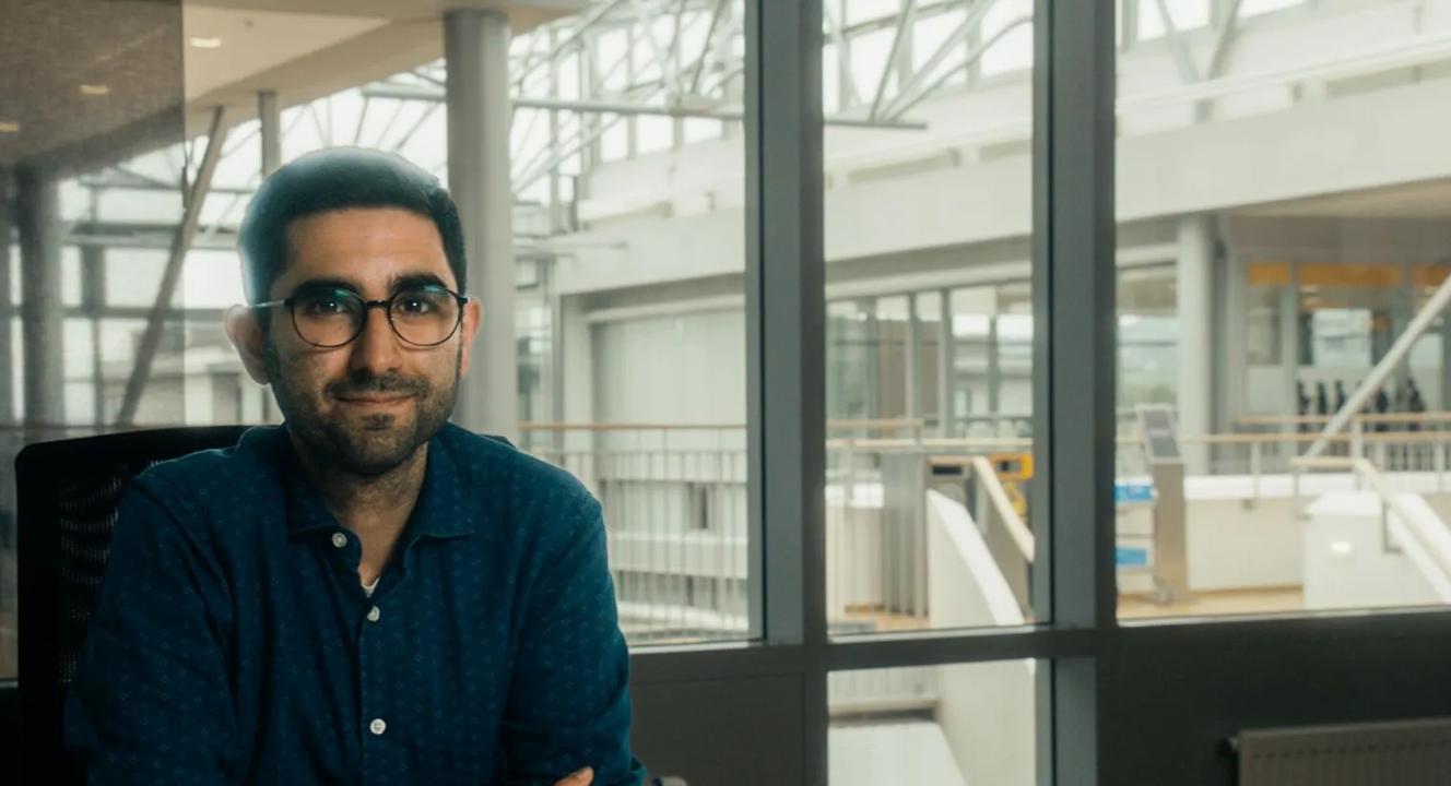 Smilende kvinne på Oslo campus