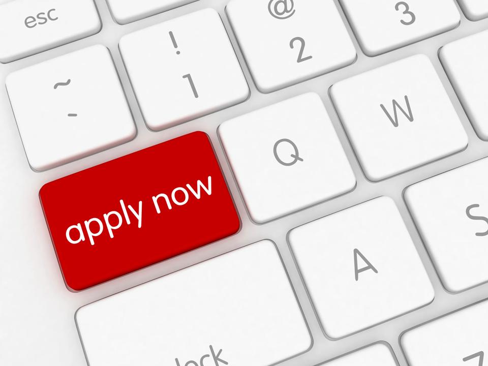 Rød knapp med teksten "apply now"