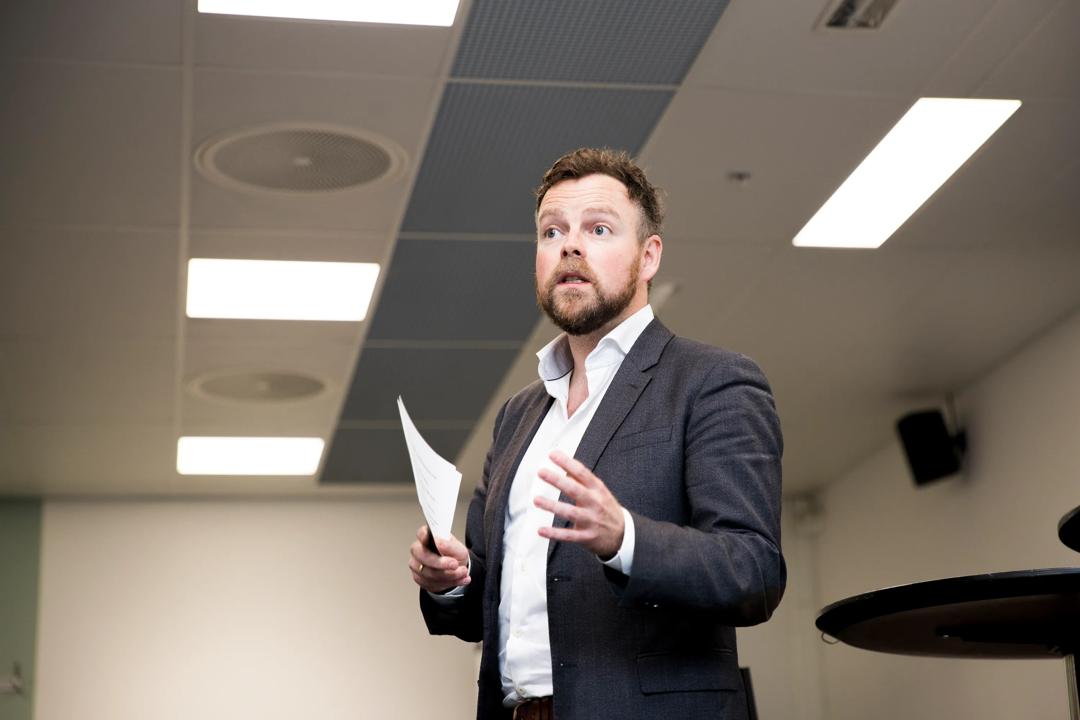 Arbeidsminister Torbjørn Røe Isaksen proklamerte nylig at alle statsansatte må få lov til å jobbe frem til de blir 70. Hurra for det. Men hvorfor stanset han ved 70? Er det fordi en 41 år gammel minister har vanskelig for å se for seg at noen kan ha noe å bidra med så langt frem i tid?