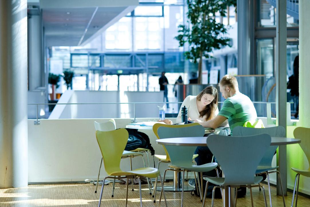 Image of students at campus Oslo