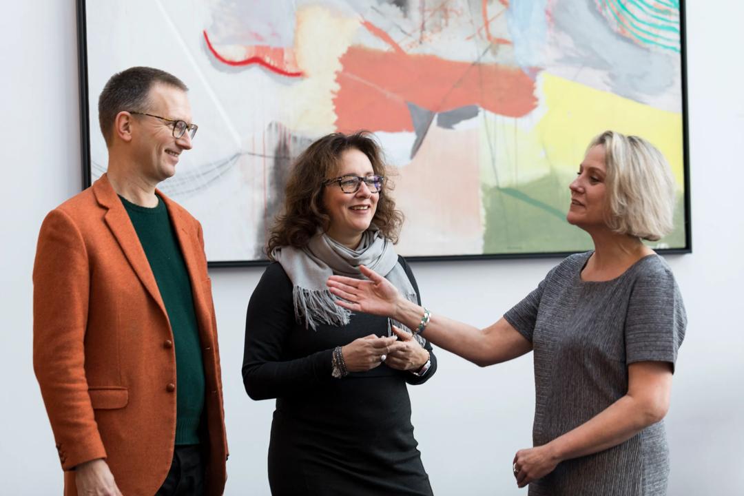 Øyvind Kvalnes (til venstre på bildet) inviterer sine samtalepartnere til å fortelle om noe de har lykkes med på jobb. Det utløser både energi, stolthet og tro på mestring.
