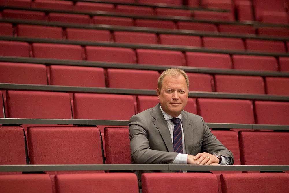 Rektor Inge Jan Henjesand som sitter i forelesningsalen