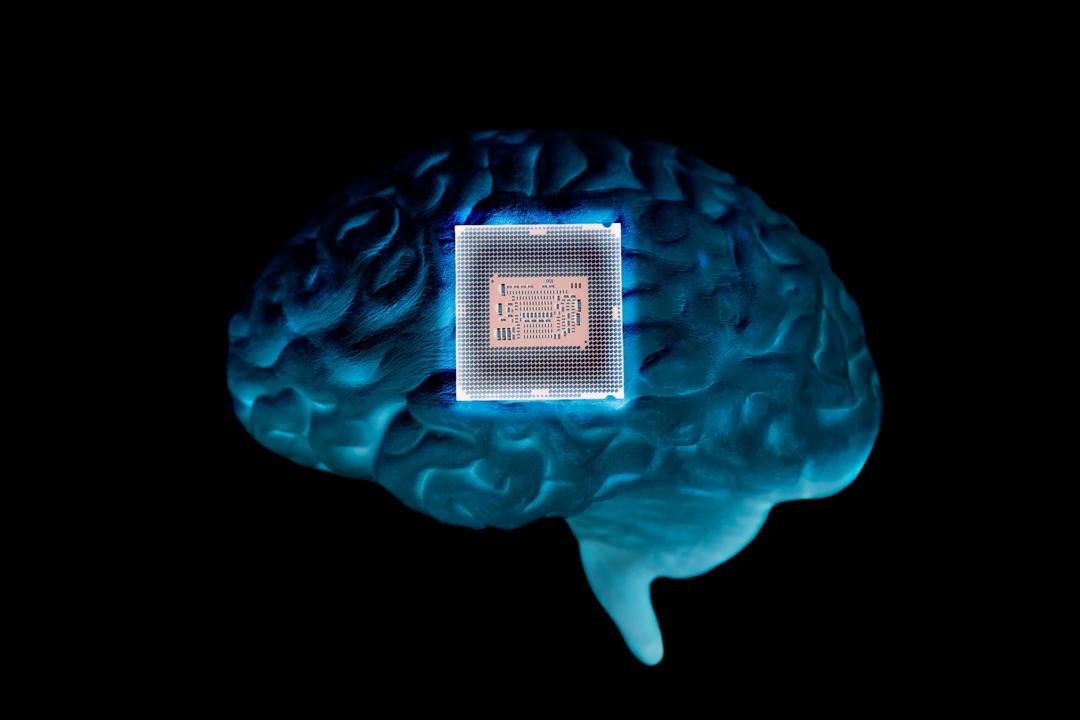Illustration of a blue brain with a chip.