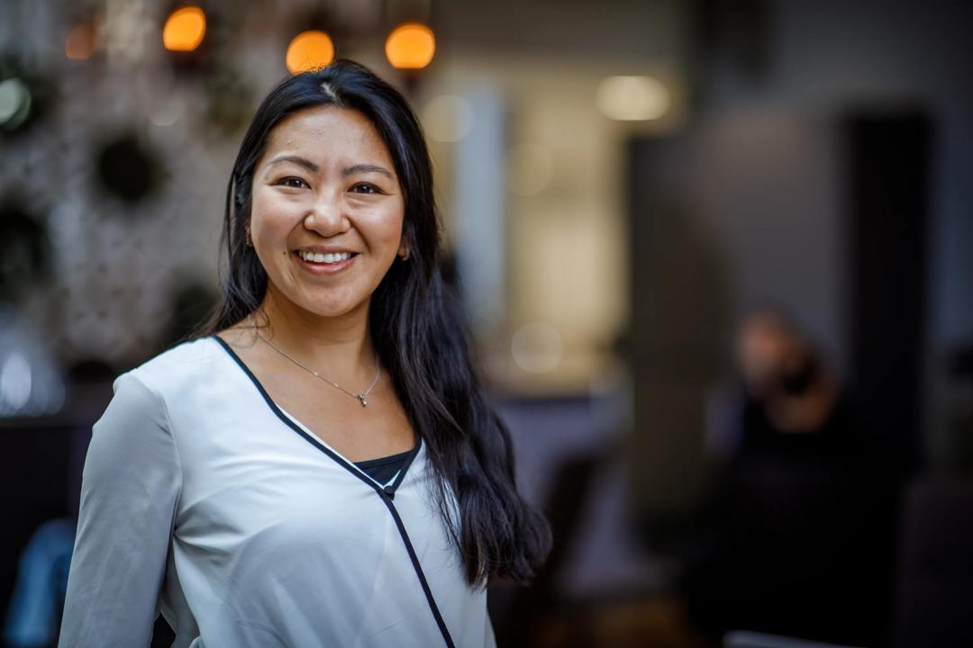 Bilde av to studenter som jobber