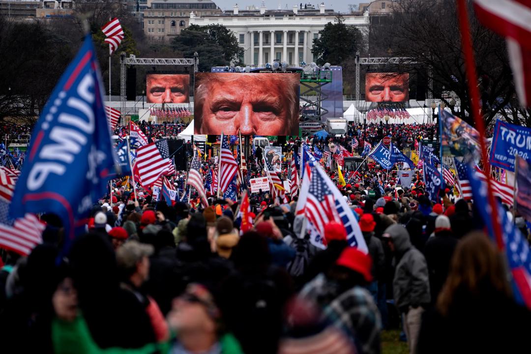 Publikum utenfor det hvite hus under president Trumps tale 6. januar 2021.