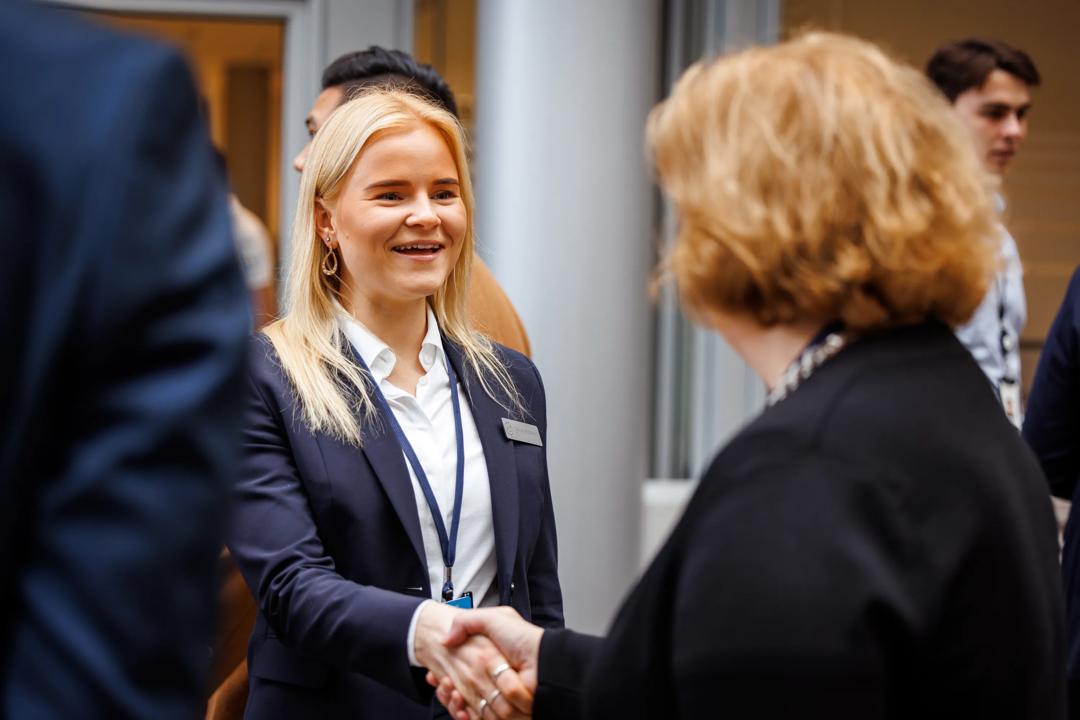 To damer som tar hverandre i hånda