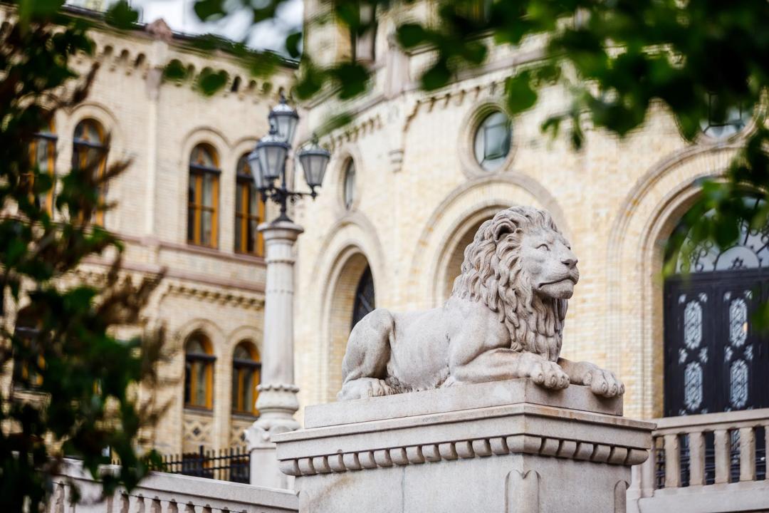 Løven foran Stortinget