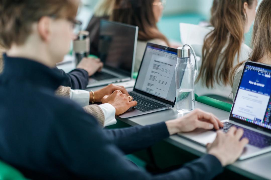 Studenter med laptop i forelesningssal