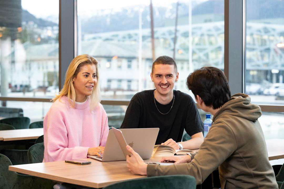 Tre studenter ved campus bergen