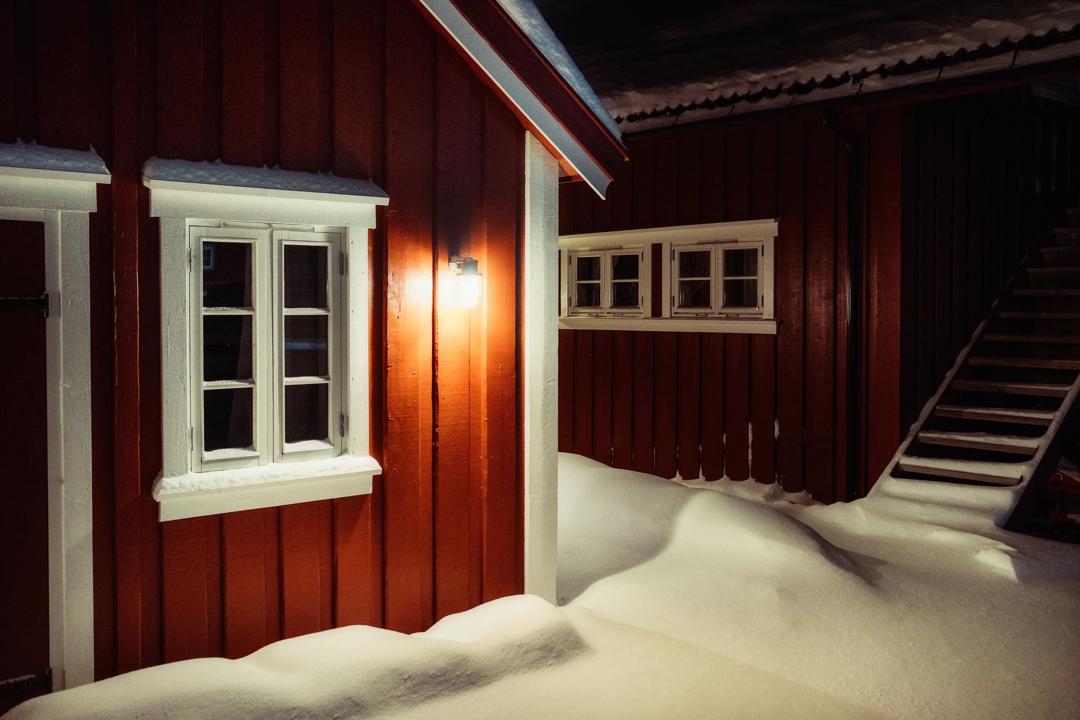 Gir en regjering et forhåndsvarsel om arveavgift fra neste årsskifte, vil det under mange juletrær ikke ligge slips, bøker og leker, men familieboliger, landsteder, bankkonti og aksjefond, skriver Ole Gjems-Onstad. (Foto: Rick Jones, Unsplash.com)