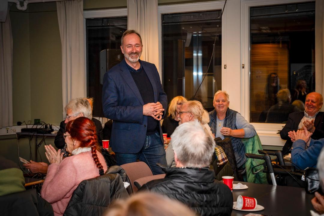 Trond Giske intervjues av forlagsredaktør Cathrine Sandnes under presentasjonen av boken "Verdt å slåss for"
