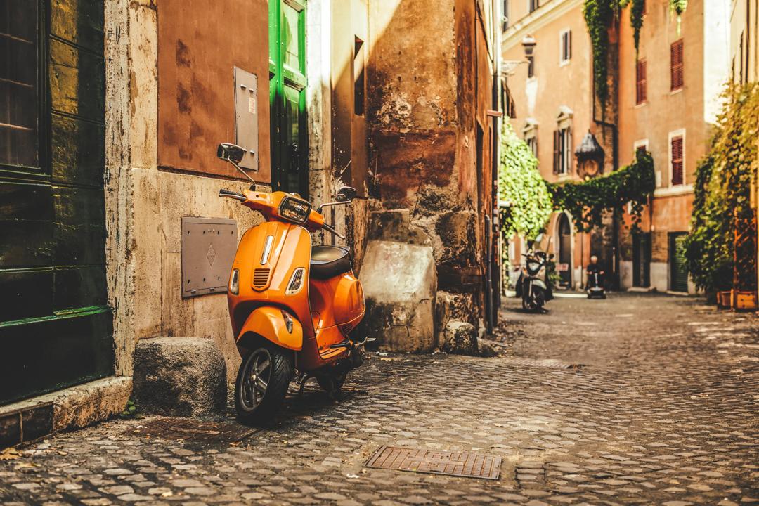 Scooter i en bakgate