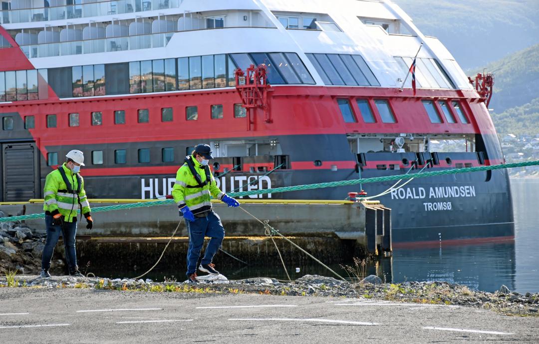 Hurtigruten er i trøbbel etter at mannskap og passasjerer på MS Roald Amundsen (bildet) er blitt smittet av covid-19. Foto: Rune Stoltz Bertinussen / NTB scanpix.