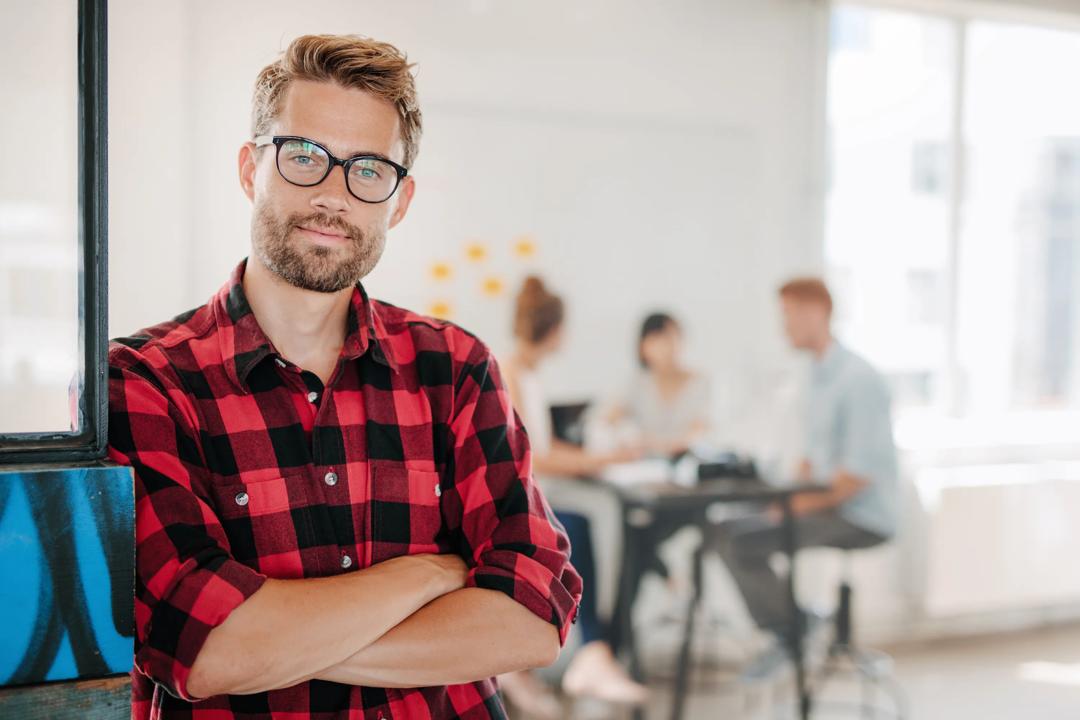 Employees who have a say in how they do their jobs are happy and perform better. Illustration photo of a manager in front with the employees in the background.