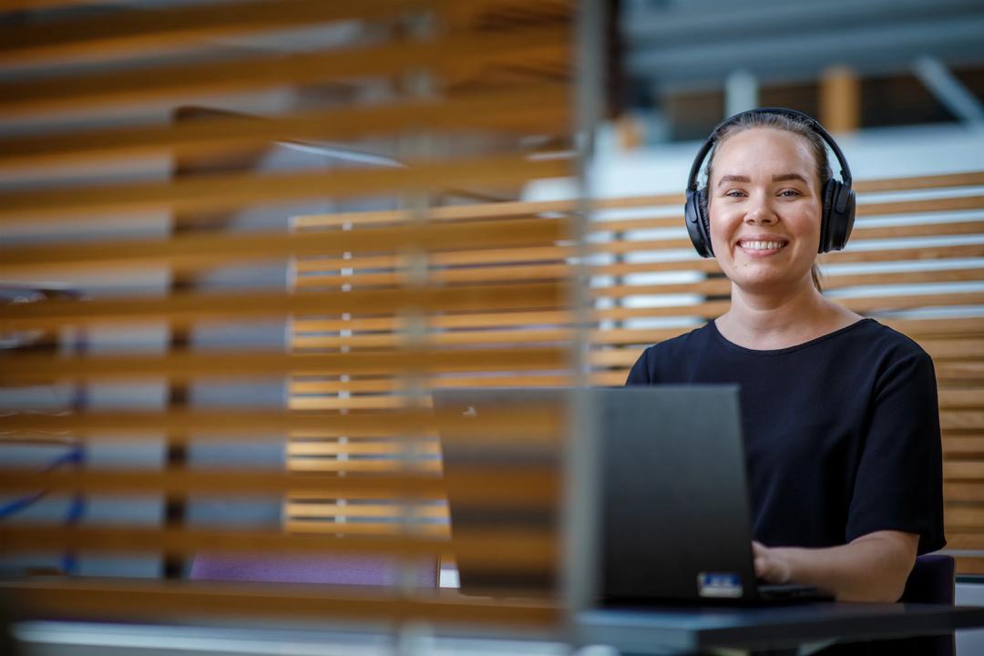 Bilde av en kvinne foran en PC