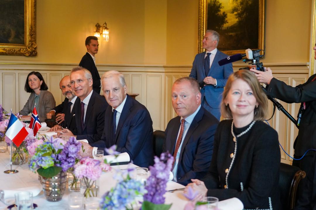 Jonas Gahr Støre, Jens Stoltenberg, Nikolai Tangen og Ida Wolden Bache under statsbesøket fra Emmanuel Macron