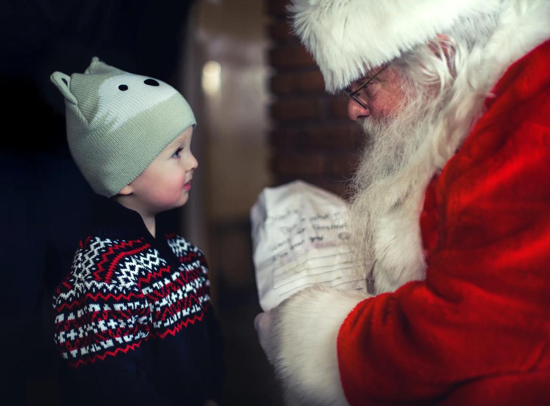 Troen på Julenissen sitter sterkt i oss alle og ikke bare ho sdenne gutten vi ser på bildet med julenissen, mener Jan Ketil Arnulf. (Foto:  Mike Arney on Unsplash)