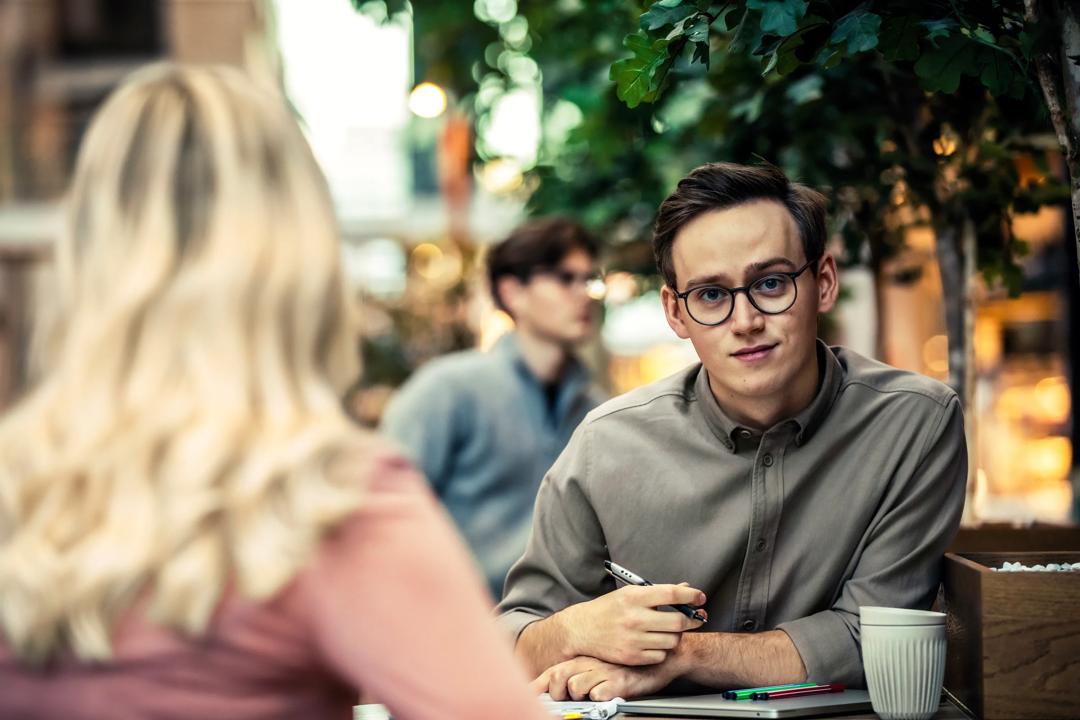 Spørrende student som ser på en annen student 
