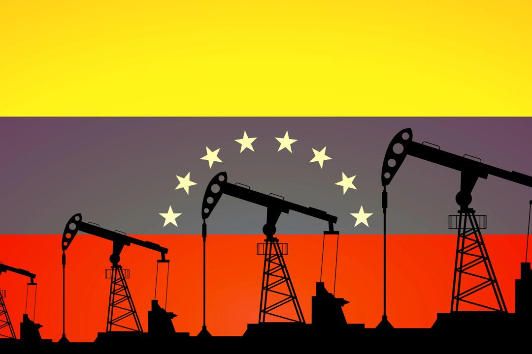 Oljepumper i forgrunnen og Venezuelas flagg i bakgrunnen