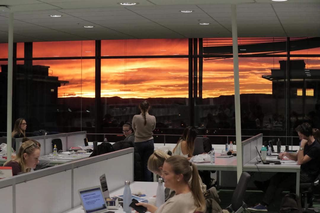 Solnedgang fra lesesalen på bibloteket i campus Oslo