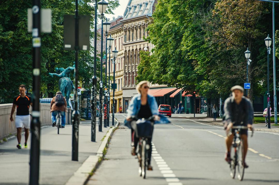 Det blir kamp mellom hjemmekontorattraktivitet og byattraktivitet i fremtiden, mener Erling Røed Larsen. (Illustrasjonsfoto av noen på sykkel i Oslo sentrum. Fotograf: Nicolas Tourrenc).
