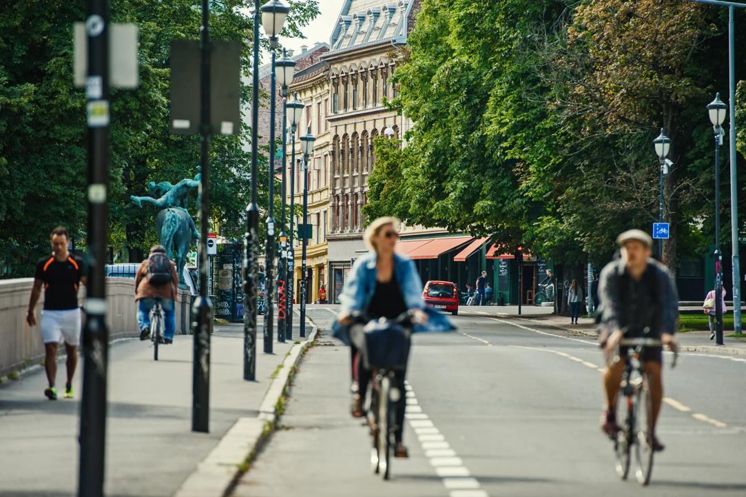 Det blir kamp mellom hjemmekontorattraktivitet og byattraktivitet i fremtiden, mener Erling Røed Larsen. (Illustrasjonsfoto av noen på sykkel i Oslo sentrum. Fotograf: Nicolas Tourrenc).