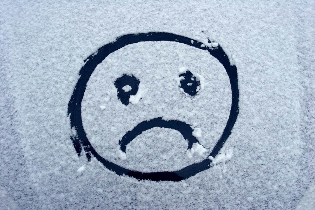 Trist vinteransikt i snøen.