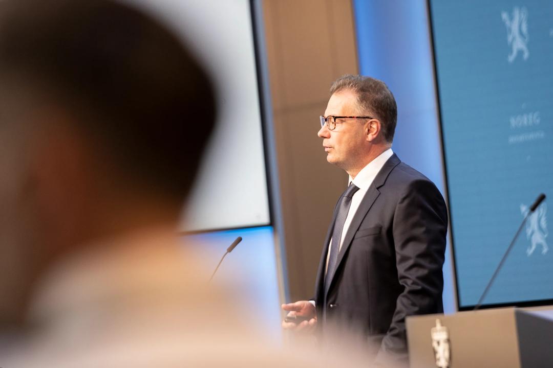 BI-professor og leder av Eiendomsmeglingsutvalget, Espen R. Moen (bildet) , overleverte 4. juni utvalgets utredning av eiendomsmeglingsloven til finansminister Jan Tore Sanner.
