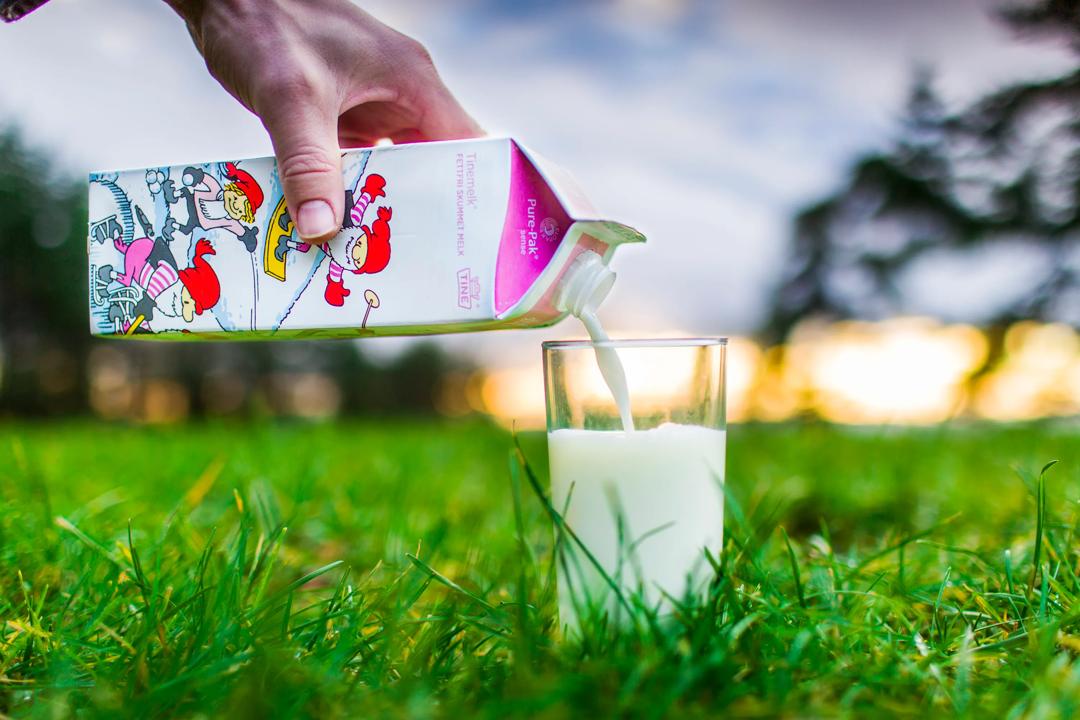 Tine pynter melkekartongene sine med julepynt til jul. Foto: Bo Mathisen / Tine 