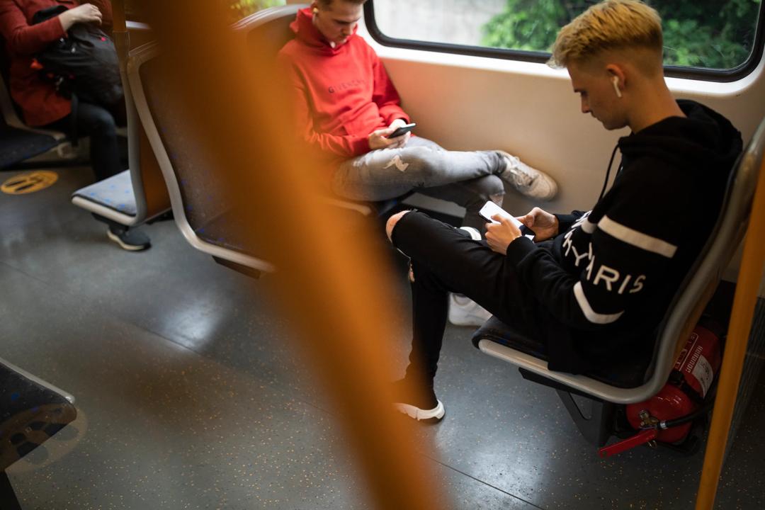 Ungdommer med smarttelefoner