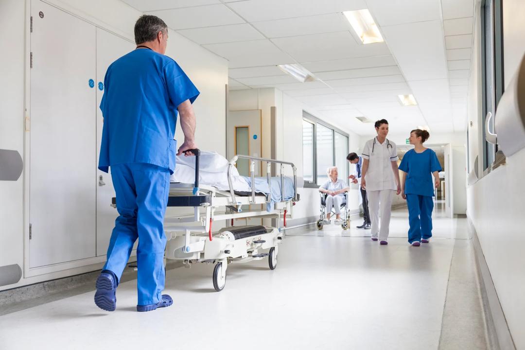 Å snakke med kolleger må bli det normale når du er usikker på hvordan en situasjon skal håndteres, skriver Øyvind Kvalnes. (Illustrasjonsfoto: Spotmatik)