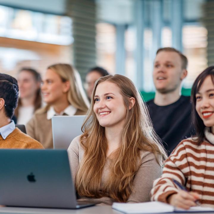 Kvinnelig student i forelesning