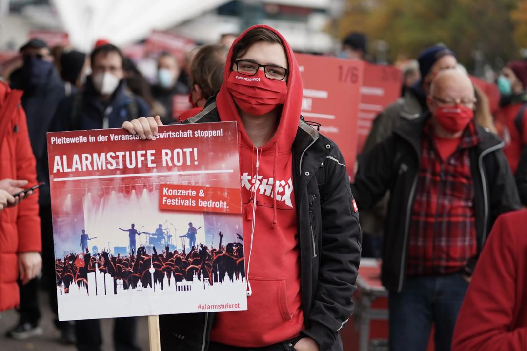 Tvang kan føre til motmakt, som vi ser i demonstrasjoner i blant annet Tyskland, skriver artikkelforfatterne. Bildet viser demonstrasjoner i Berlin 28. oktober 2020. (Foto: Jörg Carstensen, DPA).