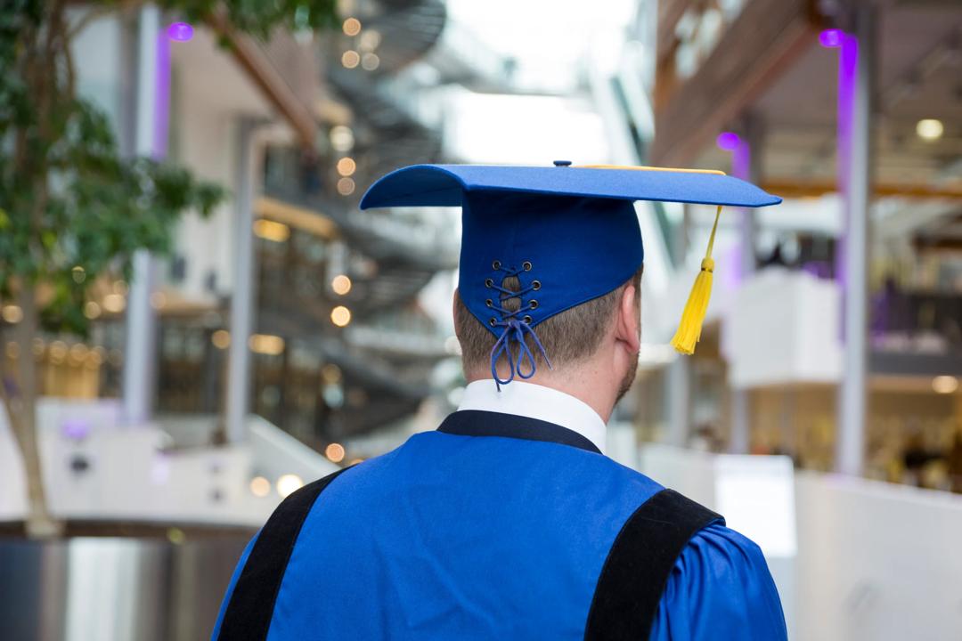 En student på avslutningssermoni