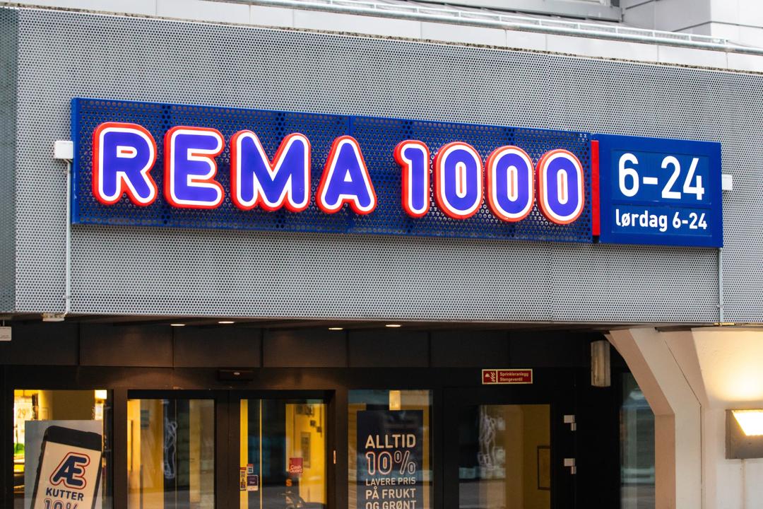 Vi synes ikke det er sannsynliggjort at størrelsesforskjeller mellom kjedene skal gjøre for eksempel kjedens egne merker betydelig mindre attraktive for Rema 1000 (bildet) enn for Norgesgruppen, skriver Tommy Staahl Gabrielsen, Espen R. Moen og Tore Nilssen i innlegget. (Foto: Audun Braastad / NTB scanpix)