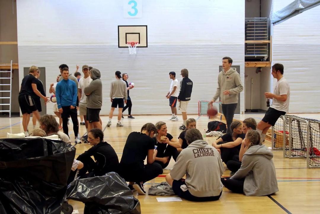 Bilde av personer i en gymsal