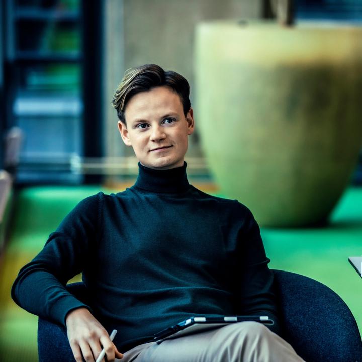 Dame som ser inn i kameraet