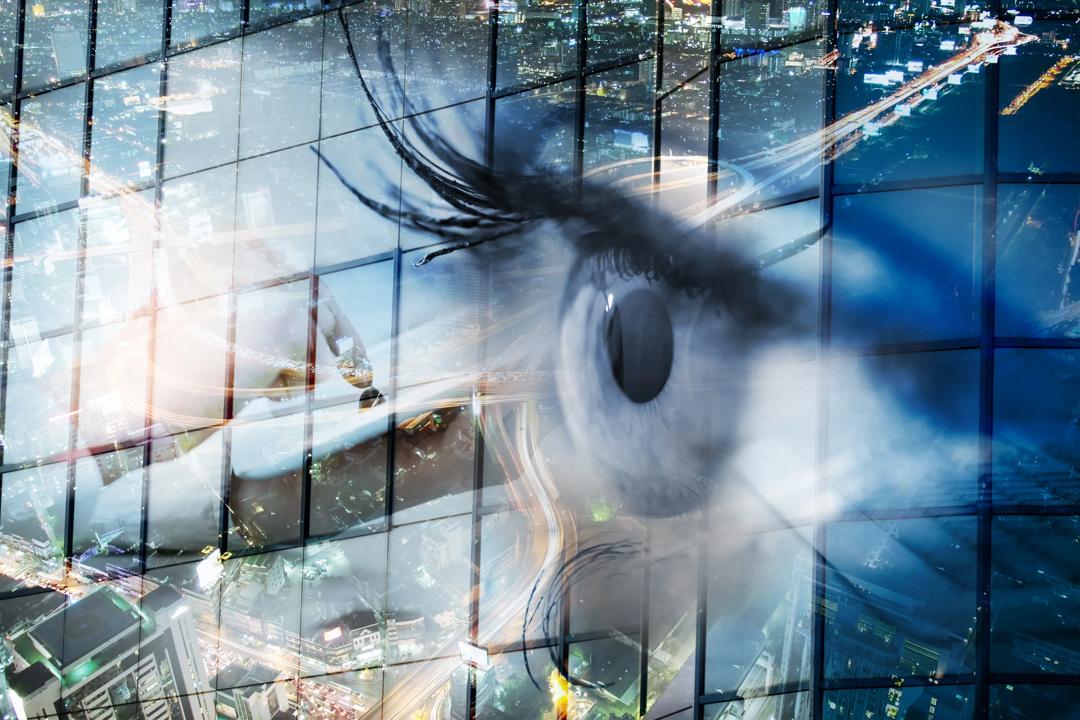 Nærbilde av et øye som ser utover