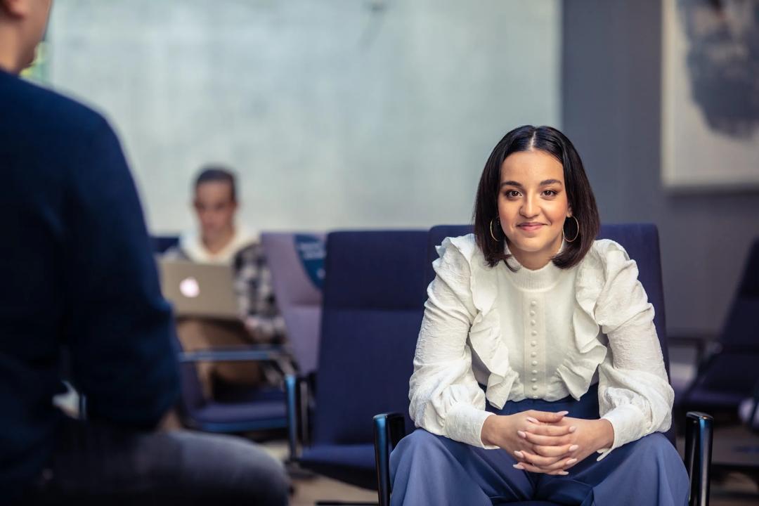Bilde av en smilende, ung kvinne