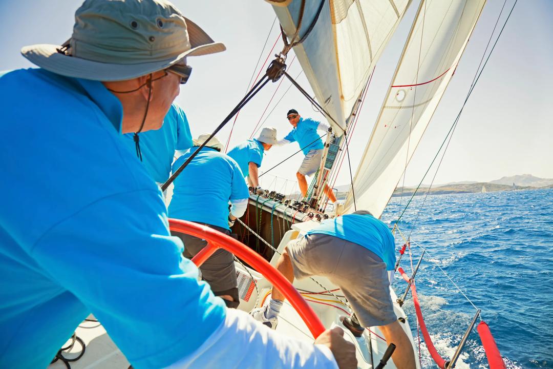 Seilbåd med mannskap