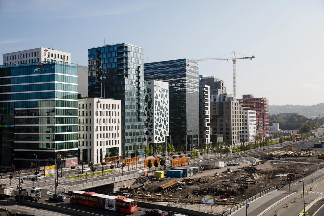 Målet for økonomisk politikk bør være å oppnå så høy fremtidig verdiskaping som mulig, så mange godt betalte arbeidsplasser som mulig, og så høy avkastning på investert kapital som mulig, skriver innleggsforfatterne. (Foto av Barcode Oslo: Nicolas Tourrenc)