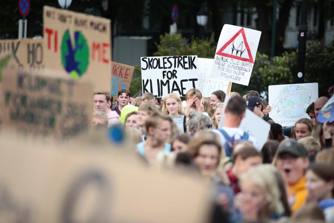 Skoleelever har klimastreik foran Stortinget i Oslo i 2019  (Foto: Håkon Mosvold Larsen, NTB).