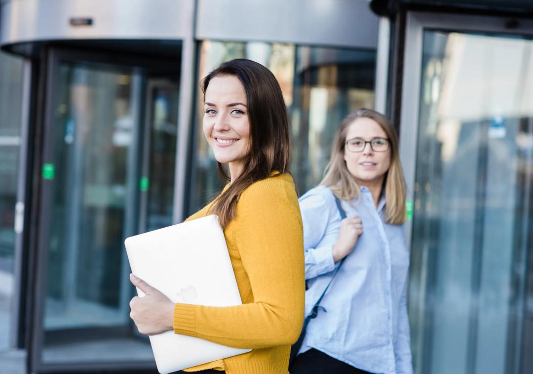 To studenter som står ute
