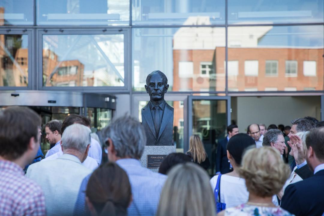 Utenfor campus Oslo med statuen av Finn Øien i forgrunnen