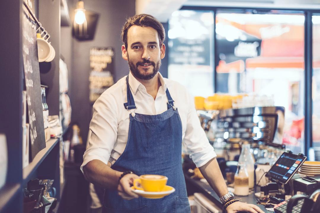 En barista serverer spesialkaffe (bildet), en kaffetype som forskning viser kan smake bedre i visse miljøer og atmosfærer.