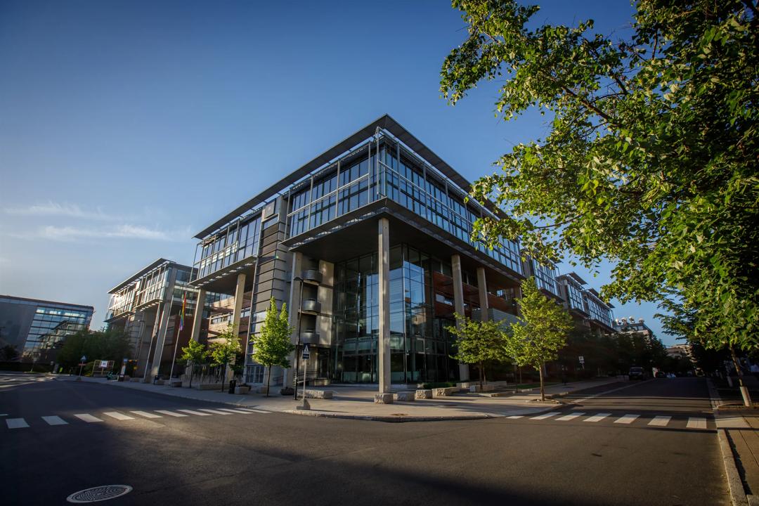 Outside of campus Oslo. Image of the building in the sun.