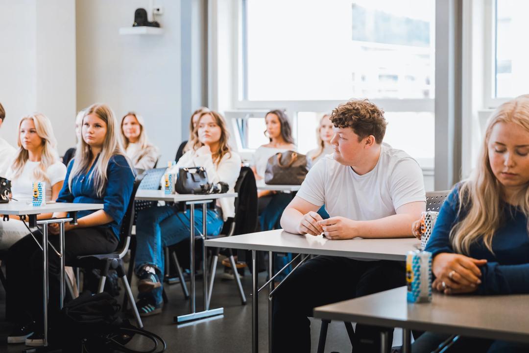 Studenter som sitter i et klasserom på BI