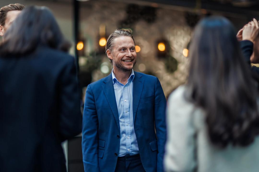 Bilde av en mann i en samtale