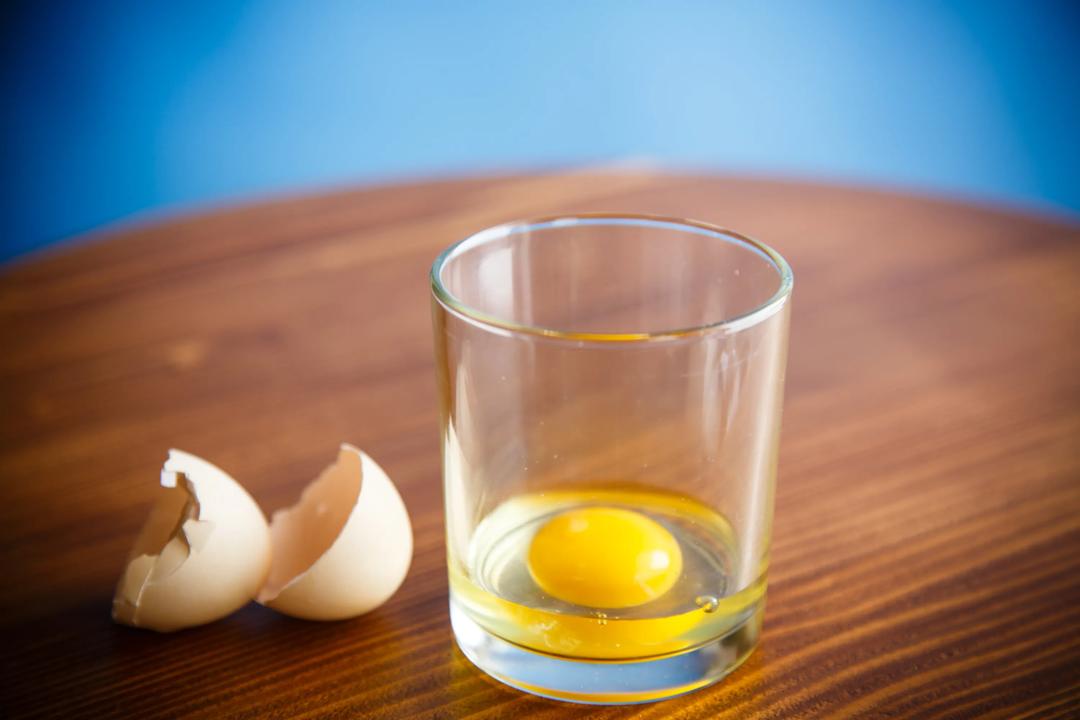 Et glass med rå egg.